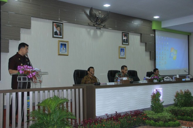 Walilota mengawali sambutannya dihadapan undangan yang hadir. 